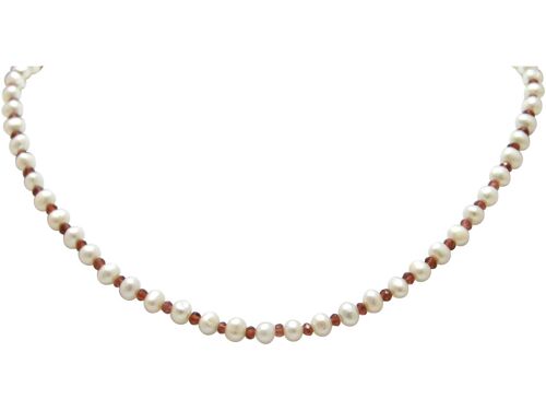 Gemshine Halskette mit weißen Zuchtperlen und roten Rubinen.