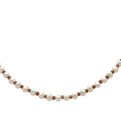 Collar gemshine con perlas cultivadas blancas y rubíes rojos.