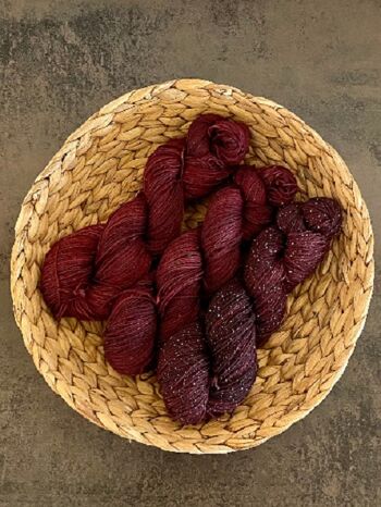 ROUGE FONCÉ, laine teinte à la main, fil teint à la main, différents types de laine, teint avec des colorants acides 1