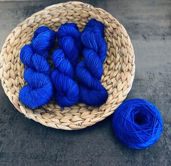 AZURA/ BLEU, laine teinte à la main, fil teint à la main, différents types de laine, laine de chaussette/ mérinos, teint avec des colorants acides 1