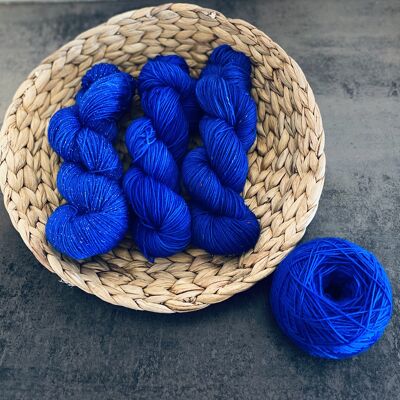 AZURA/ BLEU, laine teinte à la main, fil teint à la main, différents types de laine, laine de chaussette/ mérinos, teint avec des colorants acides