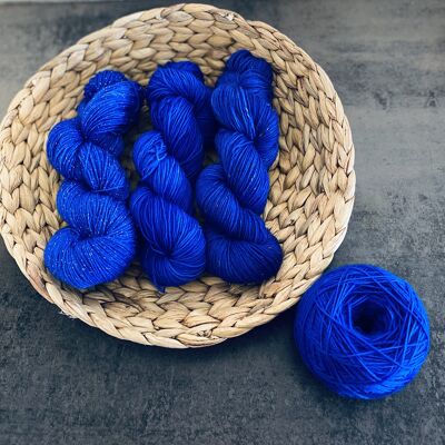AZURA/ BLEU, laine teinte à la main, fil teint à la main, différents types de laine, laine de chaussette/ mérinos, teint avec des colorants acides