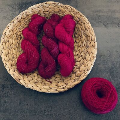 MAGENTA, laine teinte à la main, fil teint à la main, différents types de laine, laine à chaussette/mérinos. coloré avec des colorants acides