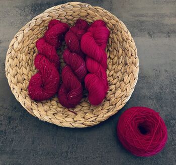 MAGENTA, laine teinte à la main, fil teint à la main, différents types de laine, laine à chaussette/mérinos. coloré avec des colorants acides 1