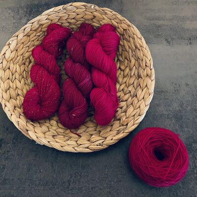 MAGENTA, laine teinte à la main, fil teint à la main, différents types de laine, laine à chaussette/mérinos. coloré avec des colorants acides