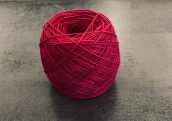 MAGENTA, laine teinte à la main, fil teint à la main, différents types de laine, laine à chaussette/mérinos. coloré avec des colorants acides 3