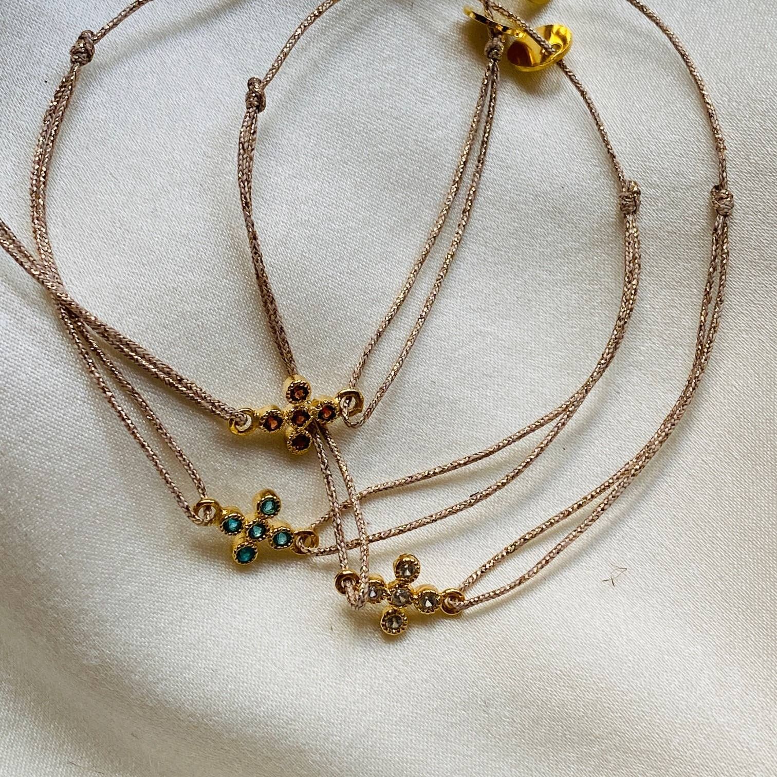 MARY'S CROSS ARMBAND, gefasstes Kreuz (BMA49)