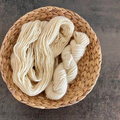 Handgesponnene Merino Single Wolle, naturbelassen, ungefärbt, unbehandelte, Wolle aus dem Kosovo