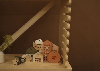 Ensemble de jouets de laçage en bois. Ville d'enfance 5