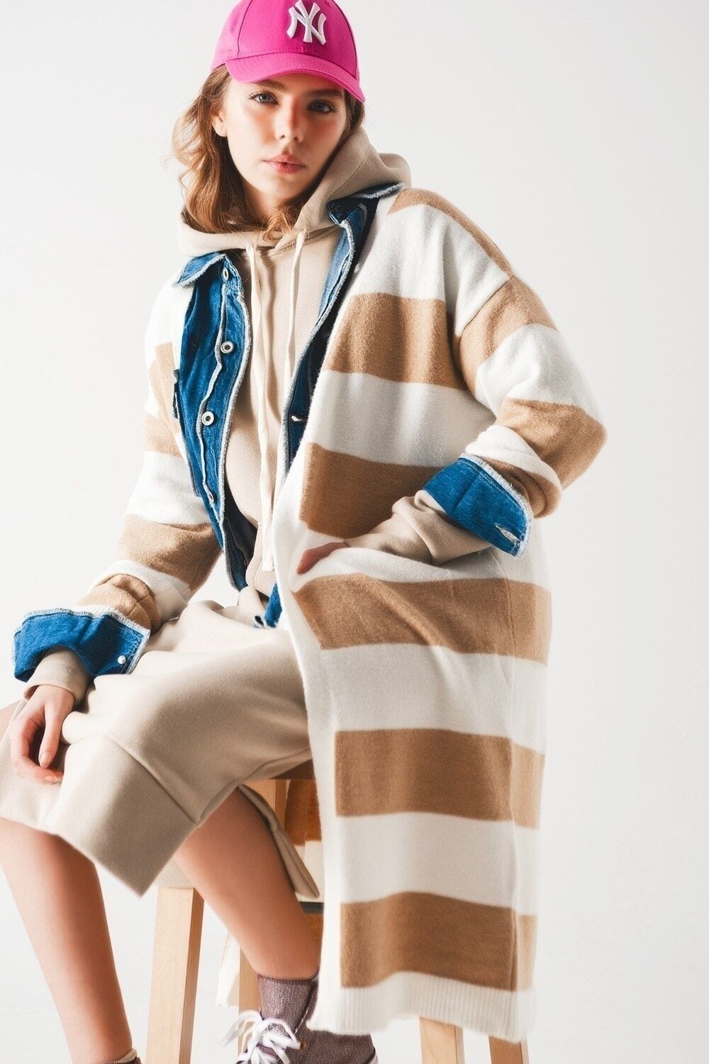 Maxi cardigan a righe in maglia beige