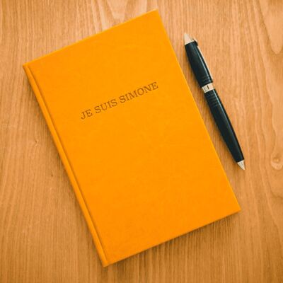 Wunderschönes Damen-Notizbuch im A5-Format – Ich bin Simone – 192 linierte Seiten – Gelbes Kunstleder – Genähte, elastische Bindung, Lesezeichen