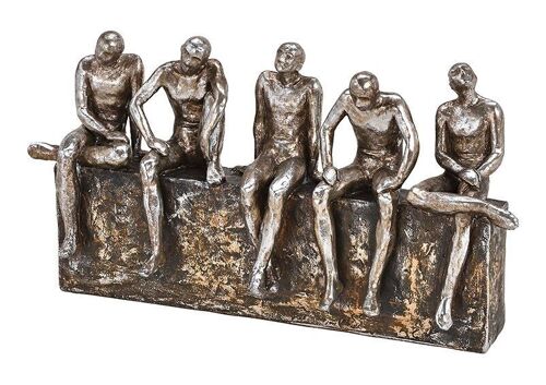 Männer auf Mauer sitzend aus Poly Silber (B/H/T) 32x17x5cm