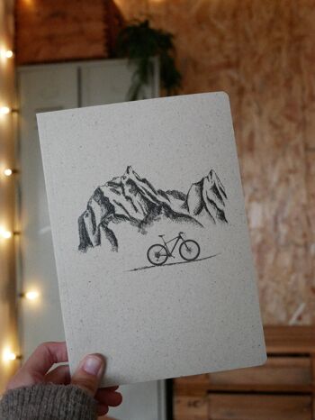 Carnet de voyage papier herbe montagne et vélo 1