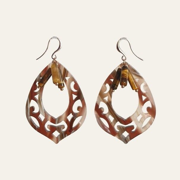 Bakhita, Tigerauge und Acetat-Ohrringe