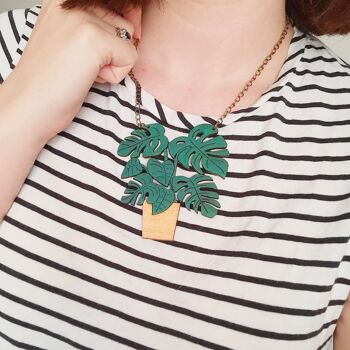 Collier plante en bois Monstera 6