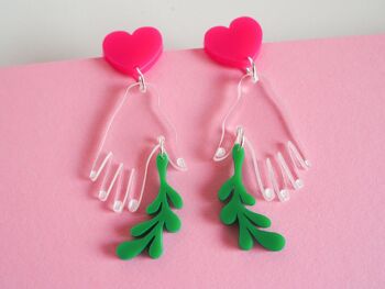 Boucles d'oreilles en acrylique avec plante et main 2