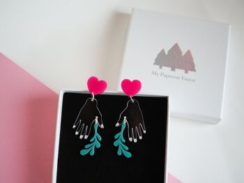 Boucles d'oreilles en acrylique avec plante et main 4