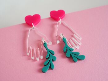 Boucles d'oreilles en acrylique avec plante et main 7