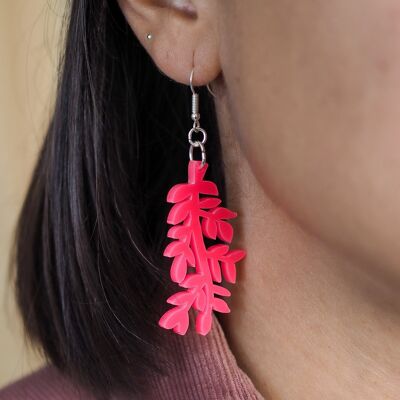 Rosafarbener Ohrring mit Blatttropfen aus Acryl