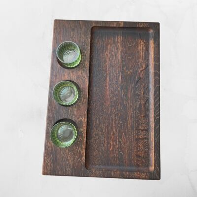 La tabla de madera de roble con 3 tazones de salsa de vidrio