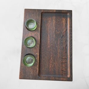 La planche en bois de chêne avec 3 bols à sauce en verre