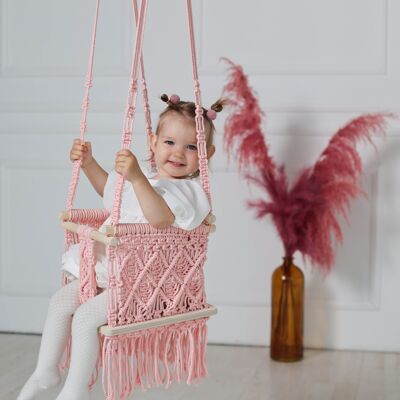 Altalena per bambini in macramè di colore rosa