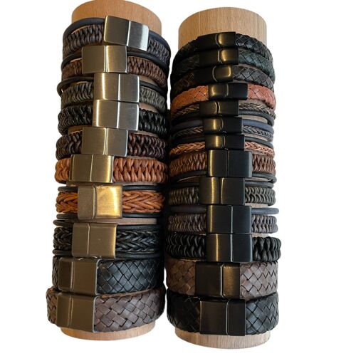 Twee houten rollen met heren armbanden (totaal samen 23 stuks)