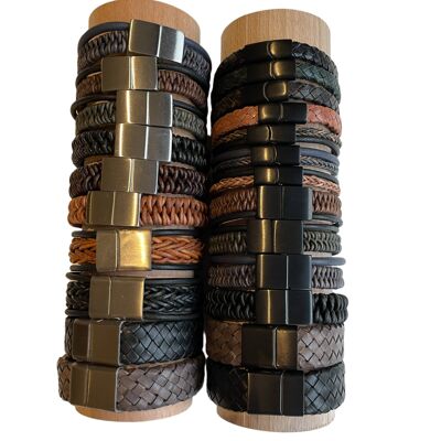 Deux rouleaux en bois avec des bracelets pour hommes (un total de 23 pièces)