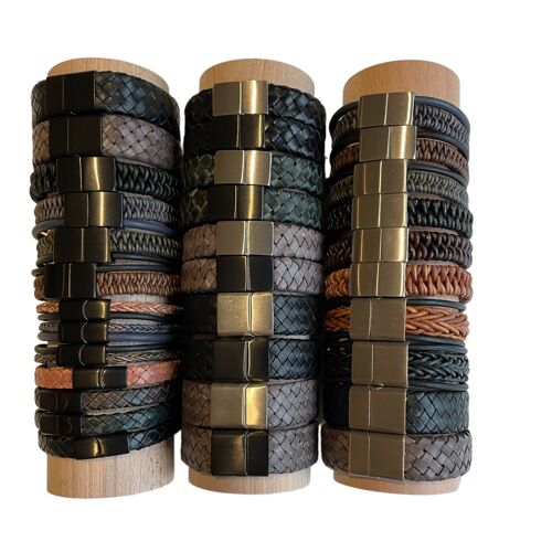 Drie houten rollen met leren heren armbanden (totaal samen 33 armbanden)