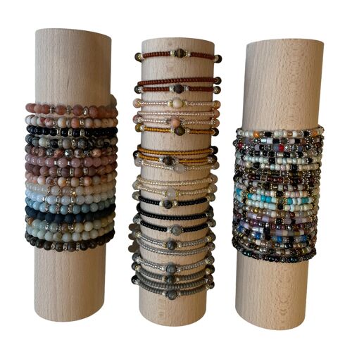 Drie houten rollen met dames armbandjes van natuursteen, glasrocailles en glas gecombineerd met natuursteen en zoetwaterparels.