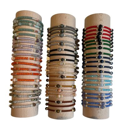 Trois rouleaux de bracelets pour femmes en perles de verre associées à des pierres naturelles et/ou des perles d'eau douce