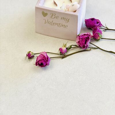 Candela di San Valentino con fondenti di cuori di fiori di ciliegio