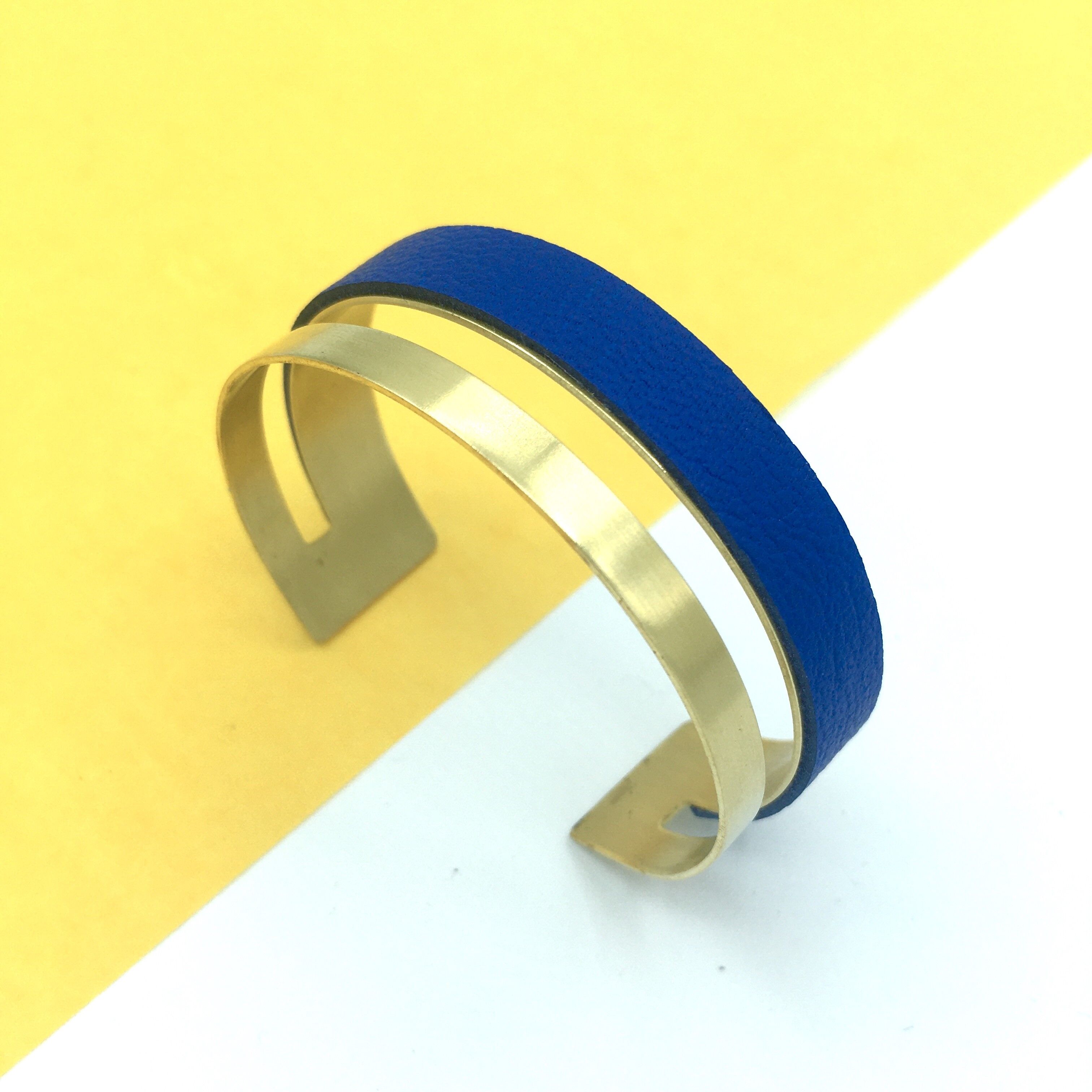 Brazalete Agathe azul eléctrico