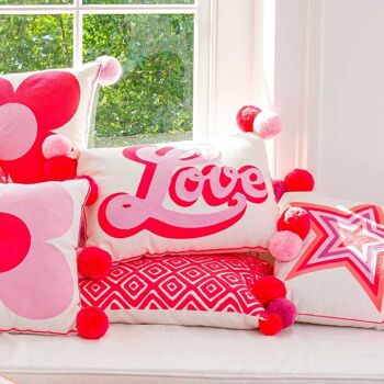 Coussin brodé Retro Cursive Love Rose/Corail - par Bombay Duck 4