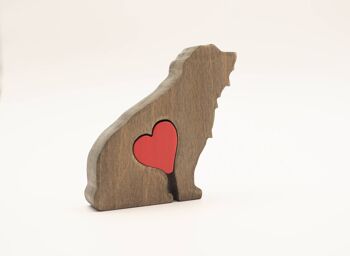 Figurine de chien - Colley barbu en bois fait à la main avec coeur 3