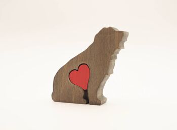 Figurine de chien - Colley barbu en bois fait à la main avec coeur 2