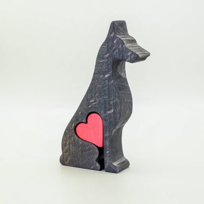 Hundefigur - handgefertigter Dobermann aus Holz mit Herz