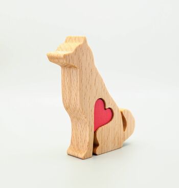 Figurine chien - Shiba Inu en bois fait main avec coeur 2