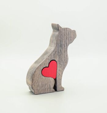 Figurine chien - Bouledogue français en bois fait main avec coeur 1