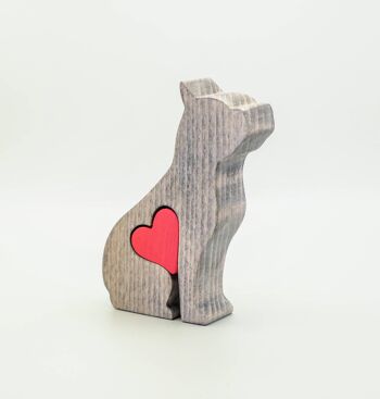 Figurine chien - Bouledogue français en bois fait main avec coeur 2
