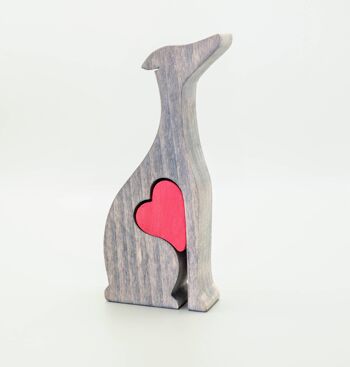 Figurine de chien - Lévrier en bois fait à la main avec coeur 1