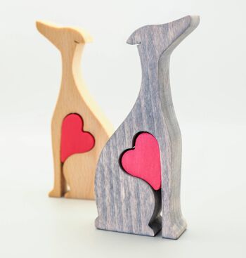 Figurine de chien - Lévrier en bois fait à la main avec coeur 3