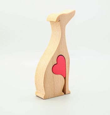 Figurine de chien - Lévrier en bois fait à la main avec coeur 2