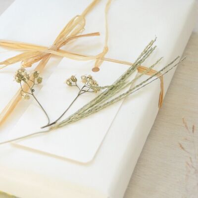 Small cards decorated with dried plants • Flowers theme