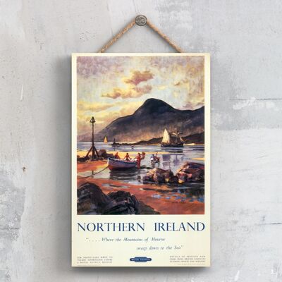 P0553 - Montagne dell'Irlanda del Nord Poster originale delle ferrovie nazionali su una targa con decorazioni vintage