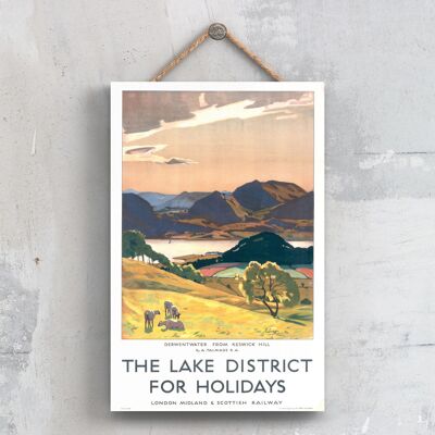 P0661 - The Lake District Derwentwater da Keswickill Poster originale della National Railway su una targa Decor vintage