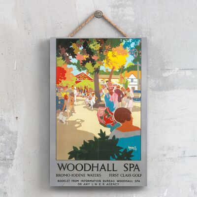P0699 - Woodhall Spa First Class Golf Original National Railway Poster en una placa de decoración vintage