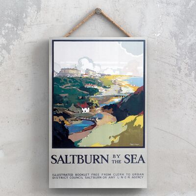 P1083 - Cartel original del ferrocarril nacional del mar de Saltburn en una placa con decoración vintage