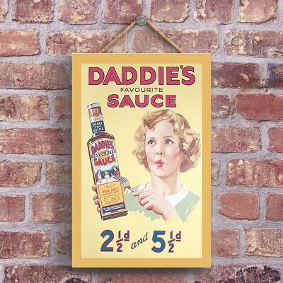 P1213 - Un anuncio clásico de estilo retro de Daddie'S Sauce en una placa de madera