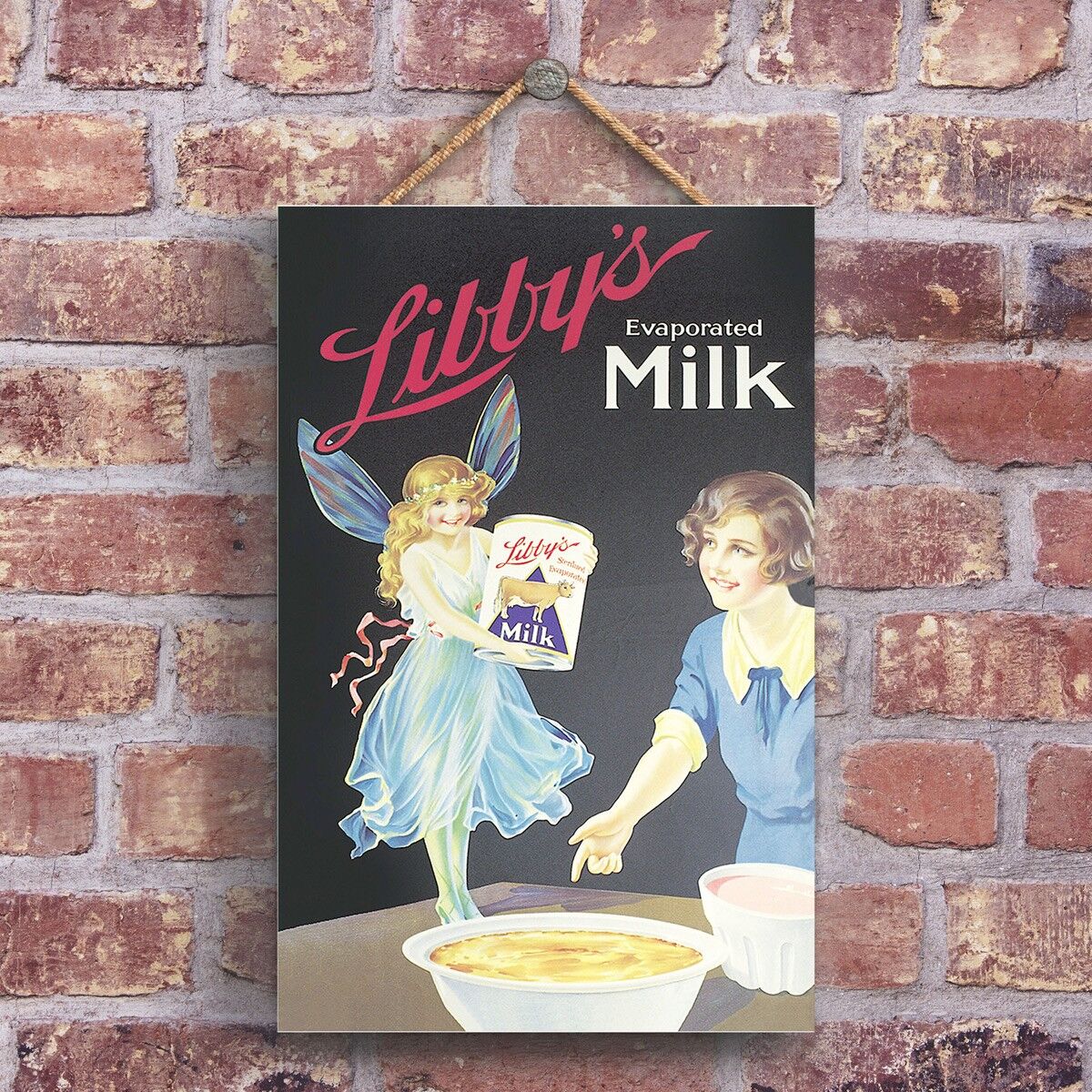 P1223 - Eine klassische Werbung für Kondensmilch im Retro-Stil von Libby auf einer Holztafel